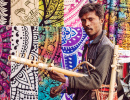 Homem indiano tocando instrumento Rajasthani