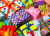 Caixas de presente com fitas coloridas