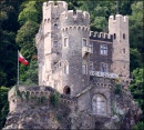 Castelo à Beira do Rio Rhine