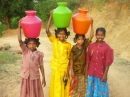 Meninas Indianas Carregando Água