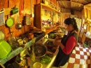 Indígena Mapuche em Sua Cozinha