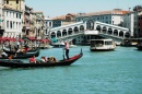Gondola e a Ponte Rialto, Veneza