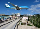 Avião da Empresa Aérea KLM sobre a Praia na Baía de Maho