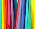 Tecidos Coloridos em Arco-Íris