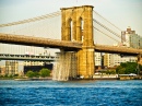 NYC Cachoeira sob a Ponte do Brooklyn