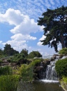 Cachoeira e Céu Azul no Jardim de Kew
