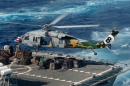 Helicóptero Sea Hawk Transportando Suprimentos