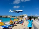 Avião da United Airlines sobre a Praia de Maho