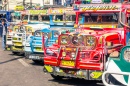 Jeepneys Coloridos em Baguio, Filipinas