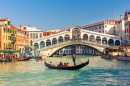 Gôndola perto da ponte de Rialto em Veneza