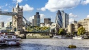 Zona Financeira em Londres e a Tower Bridge