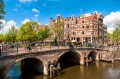 ifícios Inclinando e Canals de Amsterdã