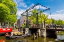 Canal e Ponte em Amsterdã