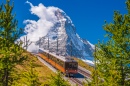 Trem da montanha na frente do Pico de Matterhorn
