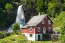 Casa Tradicional e Cachoeira na Noruega