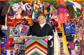 Vendendo Lembranças de Artesanato em Banos, Equador