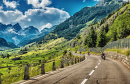 Motociclistas Excursionando nos Alpes Suíços