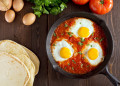 Shakshuka com Ovos, Tomate e Salsa