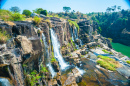 Cachoeira de Pongour perto da Cidade de Lat, Vietnã