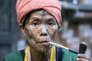 Mulher da tribo Muun em Mianmar