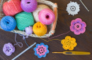 Linhas Coloridas e Ganchos de Crochet