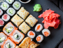 Sushi Servido na Pedra Preta