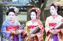 Três Jovens Gueixas em Kyoto