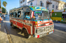 Ônibus na Rua de Saint-Louis, Senegal