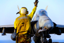Marinheiro Guiando um F-18 Hornet