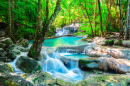 Lindas Cachoeiras na Floresta Tailandesa