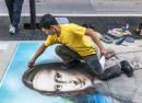Artista de Rua Desenhando a Mona Lisa