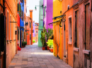 Rua Colorida em Burano, Itália