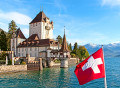 Castelo de Oberhofen no Lago Thun, Suíça