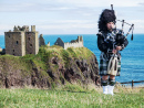 Gaiteiro Escocês perto do Castelo de Dunnottar