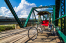Triciclo em uma Ponte de Madeira