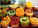 Frutas e Tenda em um Mercado Local