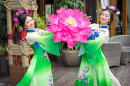 Meninas Chinesas em Vestidos Tradicionais