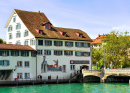 Limmat Rio Quay em Zurique, Suíça