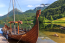 Réplica de um Navio Víquingue em uma Paisagem Norueguesa