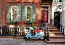 Um Edifício de Pedras Marrons com uma Lambreta Vintage Em Uma Vizinhança Famosa de Manhattan, Nova Iorque