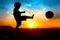 Garoto Jogando Bola ao Pôr do Sol