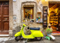 Vespa Cor de Limão, Pitigliano, Itália