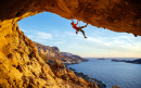 Alpinista em uma Rocha Pendente