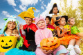 Crianças em Trajes Coloridos no Dia das Bruxas