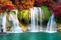 Cachoeira na Floresta de Outono