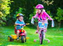 Crianças Andando de Bicicleta em um Parque