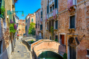 Canal Estreito com Pontes em Veneza