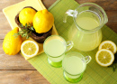 Suco de Limão e Limões Cortados