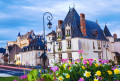Cidade e Castelo de Amboise em Dusk, França