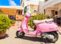 Vespa Rosa, Ilha de Ibiza, Espanha